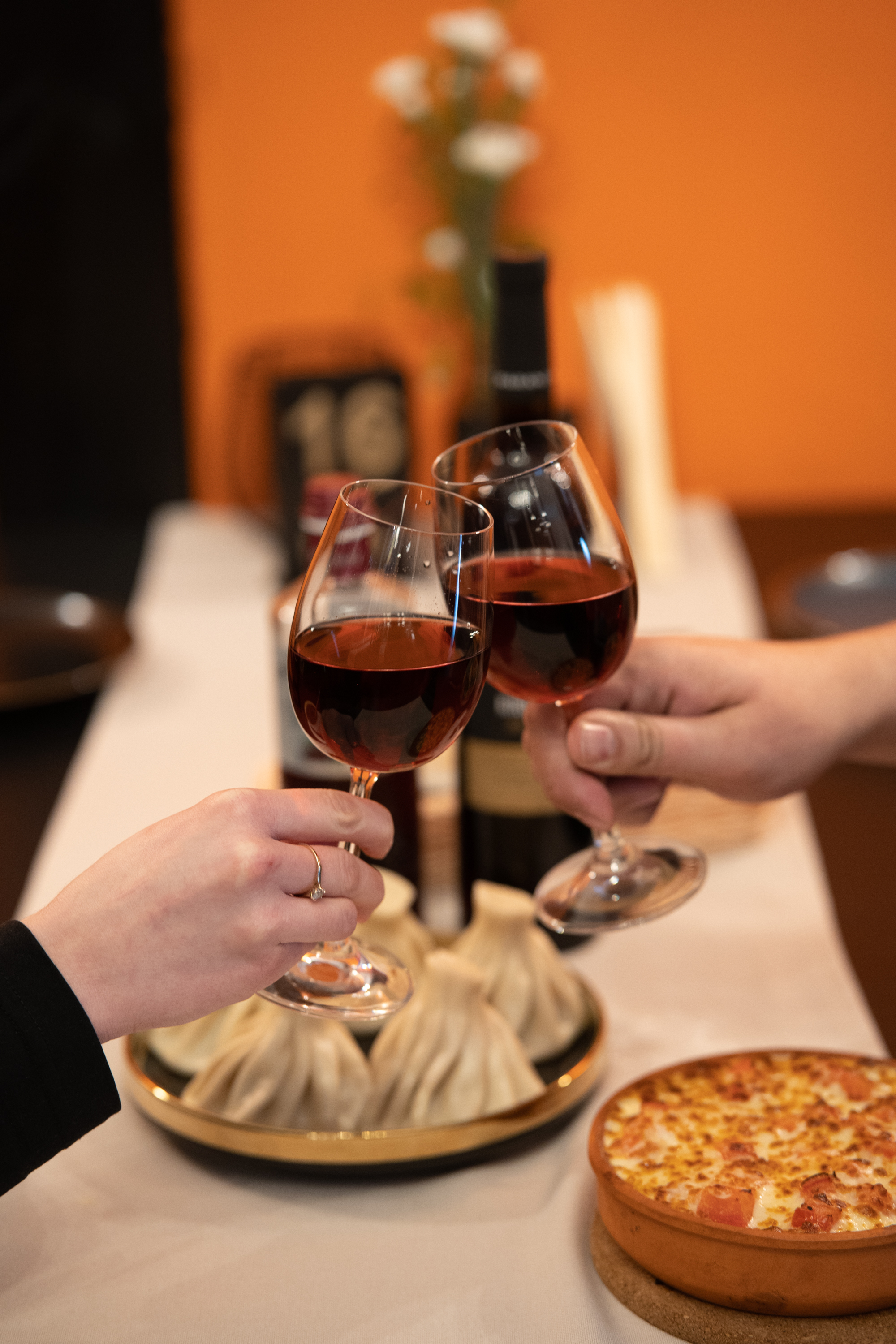 Zastawiony stół z winem i daniami